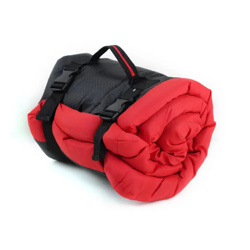 Trekluxe™ faltbare Outdoor Hundematte in Rot – wasserfest und platzsparend in zwei Größen