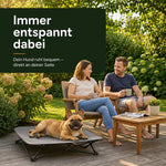 Hundeliege für Garten und Terrasse mit entspanntem Hund neben seinen Besitzern an einem sonnigen Tag im Freien.