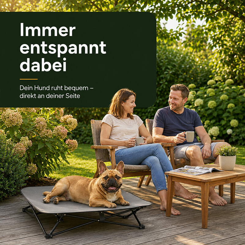 Hundeliege für Garten und Terrasse mit entspanntem Hund neben seinen Besitzern an einem sonnigen Tag im Freien.