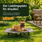 Erhöhte Outdoor Hundeliege mit Französischer Bulldogge im Garten, faltbar und mit 68 × 68 cm großer Liegefläche.
