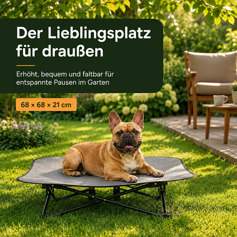 Erhöhte Outdoor Hundeliege mit Französischer Bulldogge im Garten, faltbar und mit 68 × 68 cm großer Liegefläche.