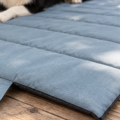 Detailansicht der gesteppten Kammern mit 3 cm Polsterung der Outdoor Hundematte