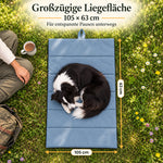Outdoor Hundematte mit 105 x 63 cm Liegefläche, Hund liegt eingerollt darauf in der Wiese