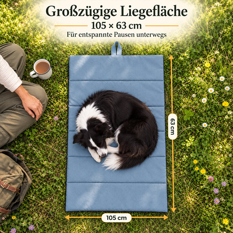 Outdoor Hundematte mit 105 x 63 cm Liegefläche, Hund liegt eingerollt darauf in der Wiese