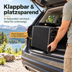 Zusammengeklappte Hunderampe wird in den Kofferraum gestellt