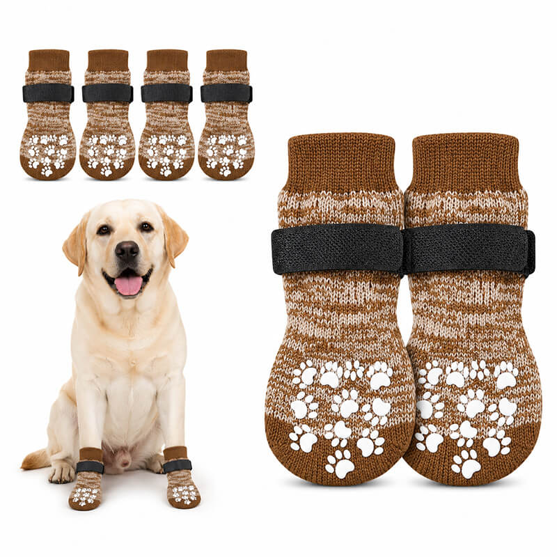 Zwei Paar dunkelbraune, gestrickte Hundesocken mit weißen Anti-Rutsch-Noppen im Pfotenmuster und verstellbaren, schwarzen Klettverschlüssen für optimalen Pfotenschutz und sicheren Halt auf glatten Böden