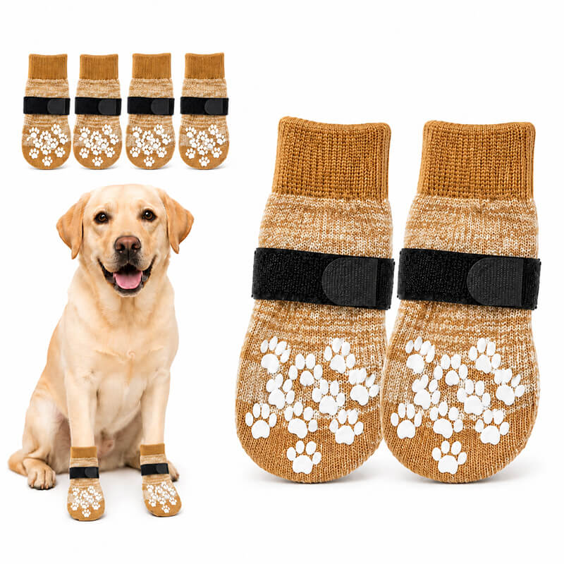 Vier hellbraune Hundesocken mit weißen rutschfesten Noppen im Pfotendesign und schwarzen, verstellbaren Klettverschlüssen für sicheren Halt auf glatten Böden