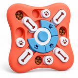 Intelligenzspielzeug für Hunde in Rot mit blauem Drehrad, weißen Schiebern und Leckerlis in den Fächern