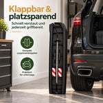 Klappbare Hunderampe fürs Auto platzsparend zusammengefaltet neben dem Kofferraum – praktisch zum Verstauen und Mitnehmen.