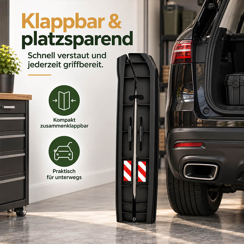 Klappbare Hunderampe fürs Auto platzsparend zusammengefaltet neben dem Kofferraum – praktisch zum Verstauen und Mitnehmen.