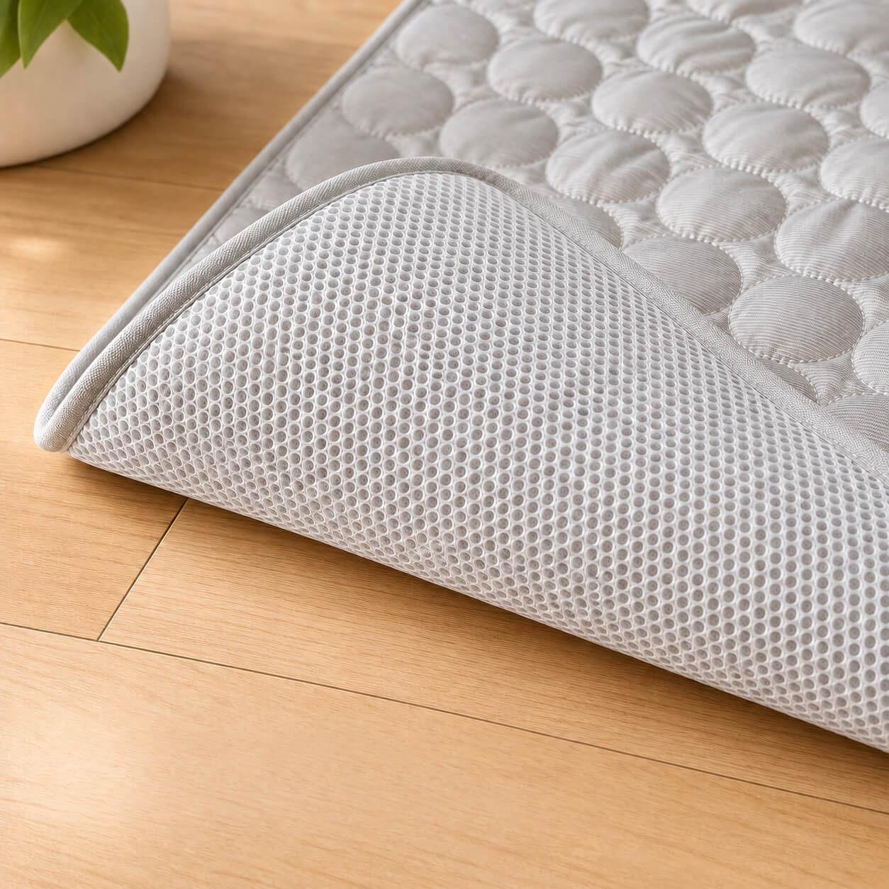 Hochgeklappte Canivoa Kühlmatte mit sichtbarer, luftdurchlässiger 3D-Mesh-Unterseite