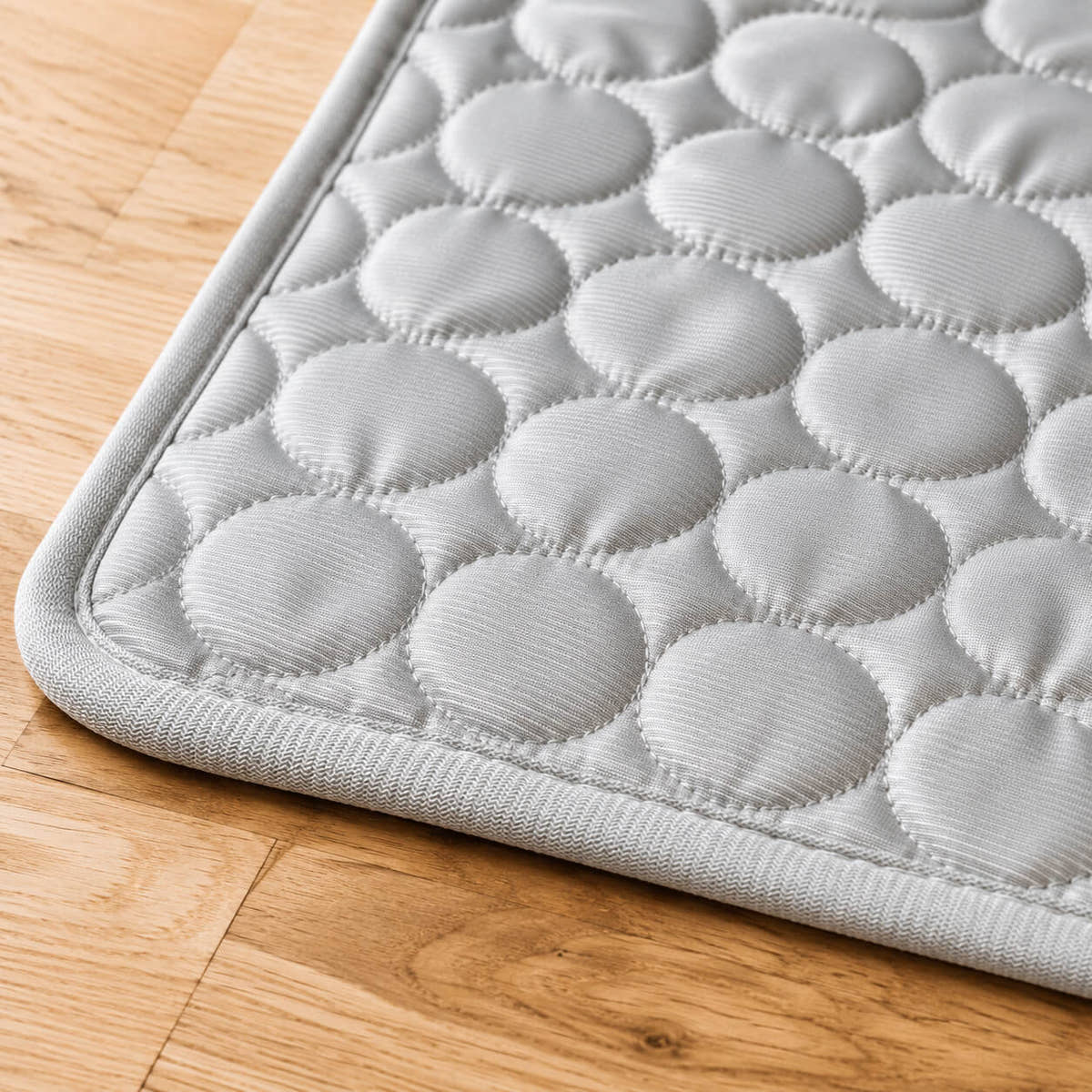 Detailaufnahme der grauen Ice-Silk-Oberfläche der Canivoa Kühlmatte für Hunde und Katzen