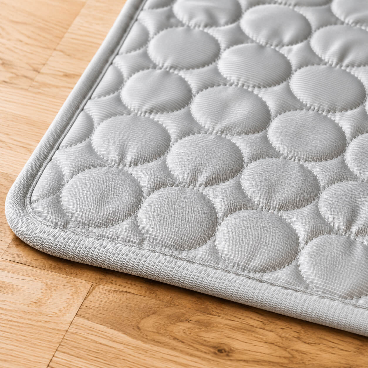 Detailaufnahme der grauen Ice-Silk-Oberfläche der Canivoa Kühlmatte für Hunde und Katzen