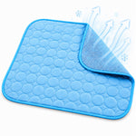Quadratische, selbstkühlende Kühlmatte in der Farbe Blau für Hunde und Katzen. Eine umgeschlagene Ecke zeigt das atmungsaktive Mesh-Gewebe auf der Unterseite. Blaue Pfeile und Schneeflocken visualisieren den sofortigen Kühleffekt der sicheren Matte ohne Gel.
