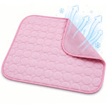 Quadratische, selbstkühlende Kühlmatte in der Farbe Rosa für Hunde und Katzen. Eine umgeschlagene Ecke zeigt das atmungsaktive Mesh-Gewebe auf der Unterseite. Blaue Pfeile und Schneeflocken visualisieren den sofortigen Kühleffekt der sicheren Matte ohne Gel.