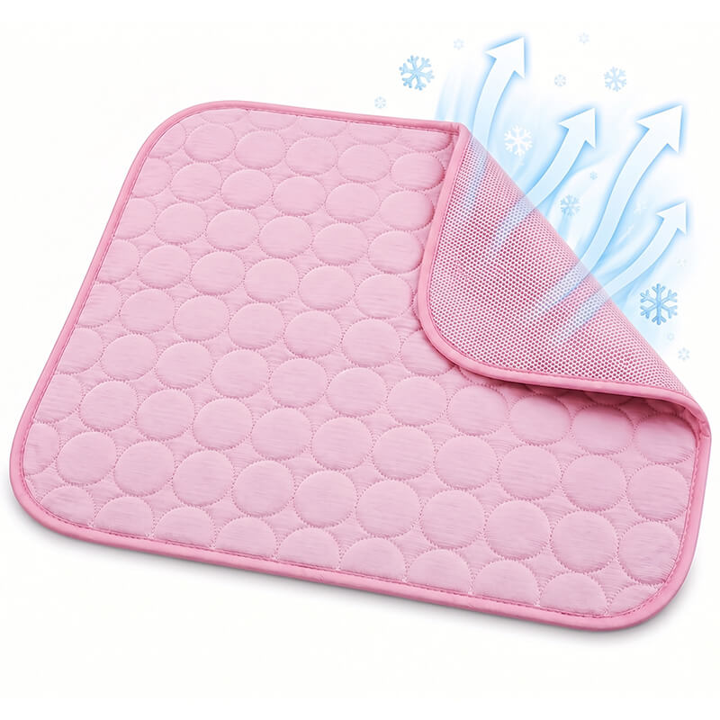 Quadratische, selbstkühlende Kühlmatte in der Farbe Rosa für Hunde und Katzen. Eine umgeschlagene Ecke zeigt das atmungsaktive Mesh-Gewebe auf der Unterseite. Blaue Pfeile und Schneeflocken visualisieren den sofortigen Kühleffekt der sicheren Matte ohne Gel.