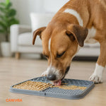 Leckmatte Hund, grau, Hund leckt Snack von Matte, Canivoa, Wohnzimmer