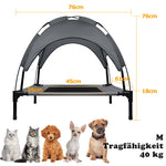 Technische Zeichnung der erhöhten Outdoor Hundeliege mit Dach in Größe M. Angezeigte Maße: 76cm Gesamtbreite, 76cm Gesamthöhe, 18cm Liegehöhe. Die reine Liegefläche misst 45x35x61cm. Belastbarkeit bis 40 kg. Darunter sind Beispiele für Katzen und kleine bis mittelgroße Hunde zu sehen.