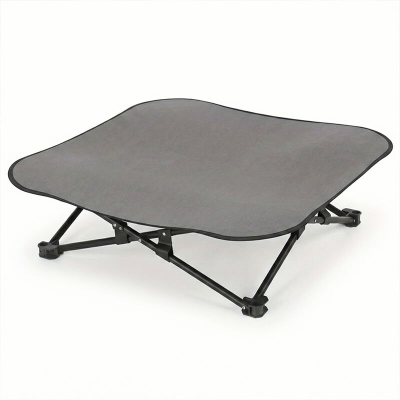Graues faltbares Outdoor Hundebett mit erhöhter Liegefläche und schwarzem Metallgestell auf weißem Hintergrund.