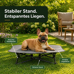Outdoor Hundebett mit stabilem Metallgestell und erhöhter Liegefläche, auf dem eine Französische Bulldogge entspannt liegt.
