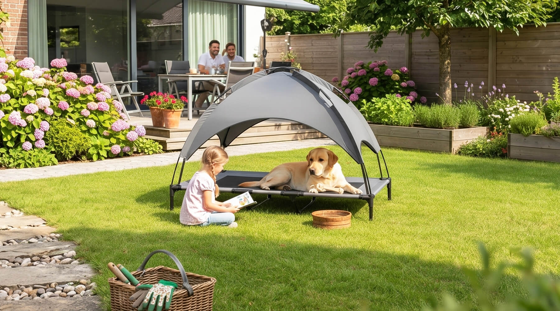 Ein heller Hund entspannt auf einer erhöhten Outdoor-Hundeliege mit grauem Sonnendach in einem gepflegten Garten während eines Sommertages