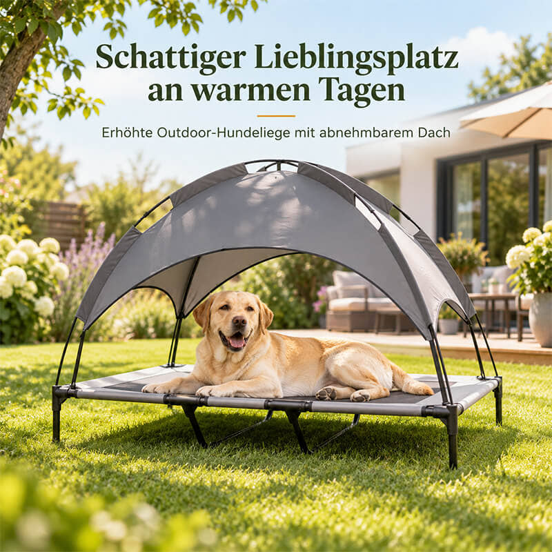Outdoor Hundeliege mit Dach und Sonnenschutz im Garten, auf der ein Labrador entspannt im Schatten liegt.