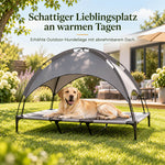 Outdoor Hundeliege mit Dach und Sonnenschutz im Garten, auf der ein Labrador entspannt im Schatten liegt.