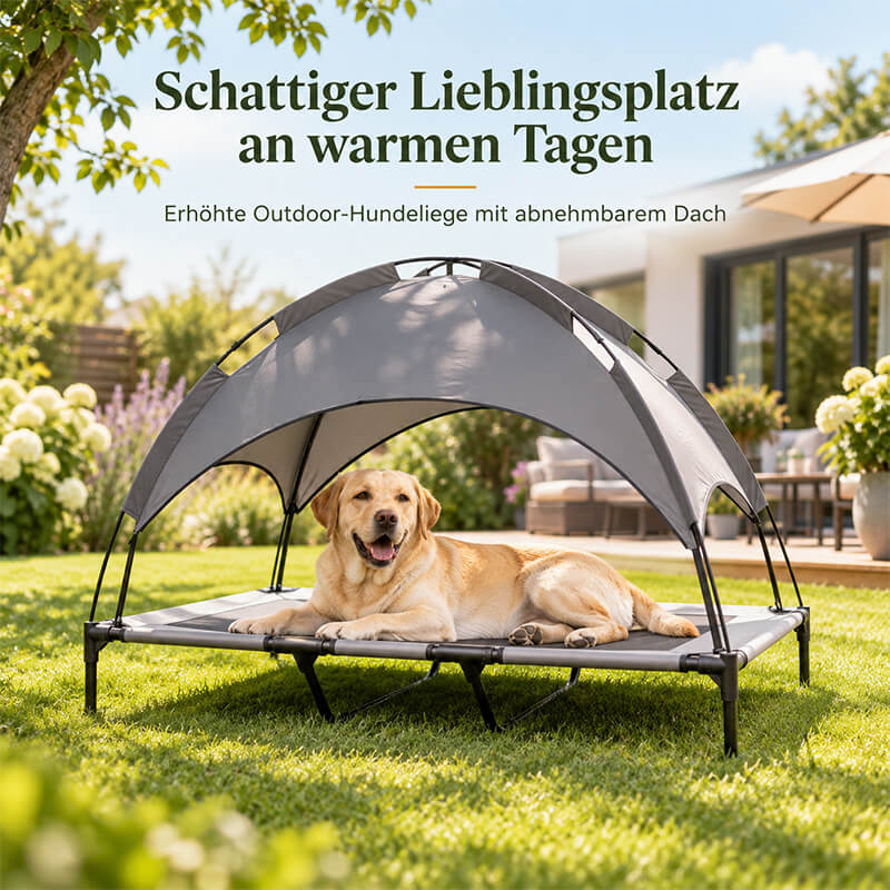 Outdoor Hundeliege mit Dach und Sonnenschutz im Garten, auf der ein Labrador entspannt im Schatten liegt.