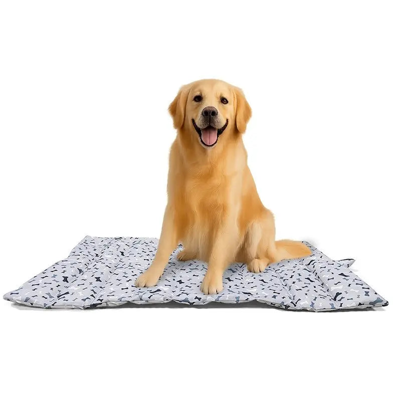 Kissen für Hunde outdoor, mit Muster, Golden Retriever sitzt auf Hundematte