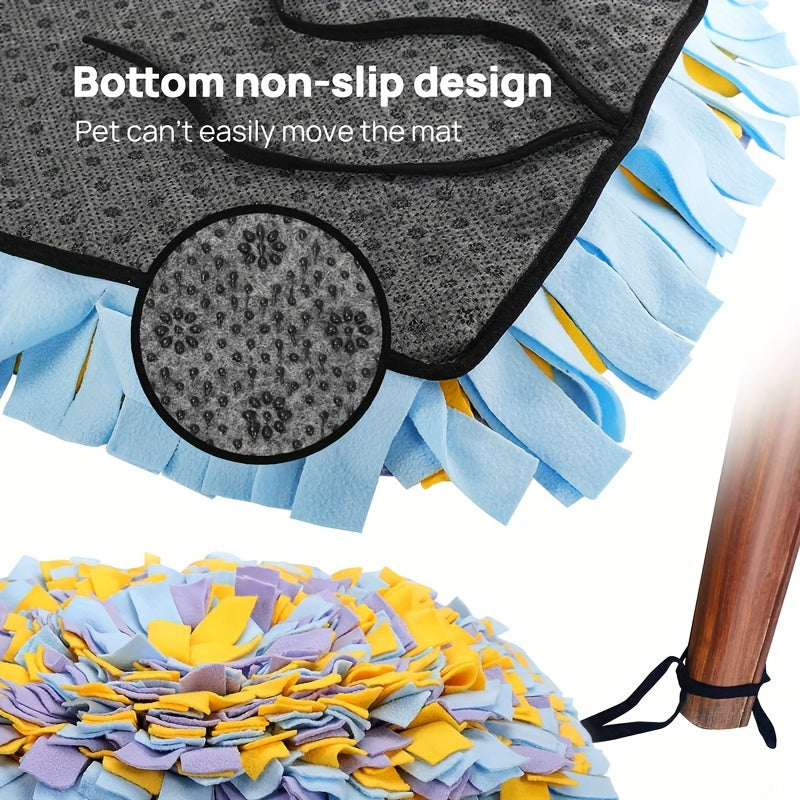 Nahaufnahme der rutschfesten Unterseite eines bunten Schnüffelteppichs für Hunde in Blau, Gelb und Lila. Das Bild zeigt das Noppen-Design ("Bottom non-slip design") und eine Schlaufe zur Befestigung an einem Tischbein für maximale Stabilität.